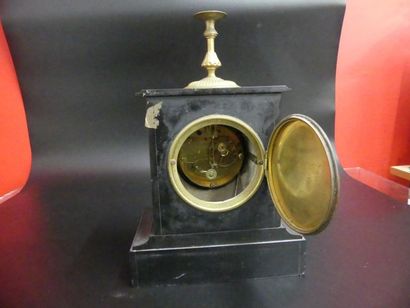 Pendule Napoléon Pendule en marbre noir avec décor en incrustation, cadran en émail...