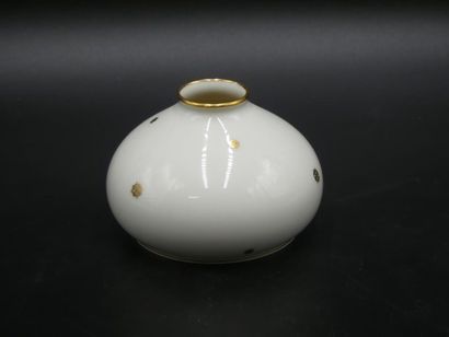 SÈVRES SEVRES. Vase en porcelaine blanche à décor doré. Hauteur : 9 cm 