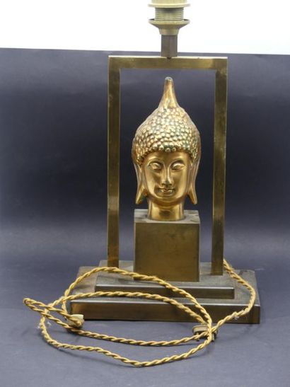 Lampe à tête de Boudha. Lampe en métal doré de forme quadrangulaire à tête de bouddha...