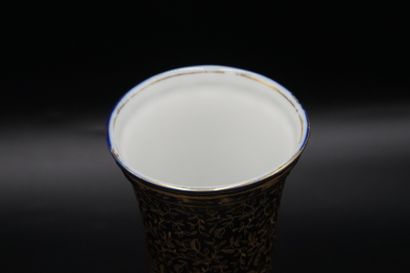 Jean HAVILAND. Vase porcelaine. Jean HAVILAND. Vase cornet en porcelaine blanche...
