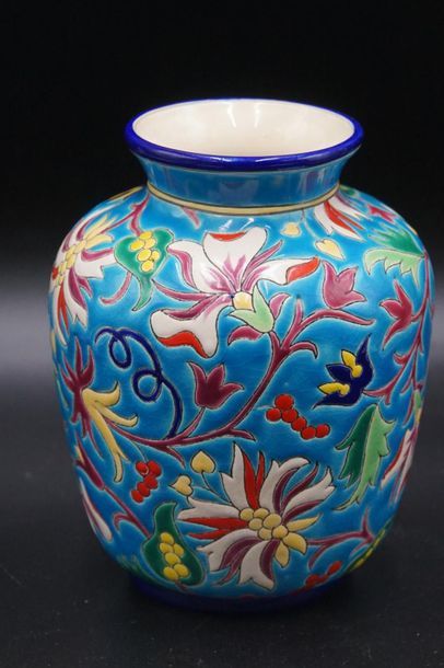 LONGWY. Vase pansu. LONGWY. Vase pansu en émaux polychromes à décor de fleurs sur...