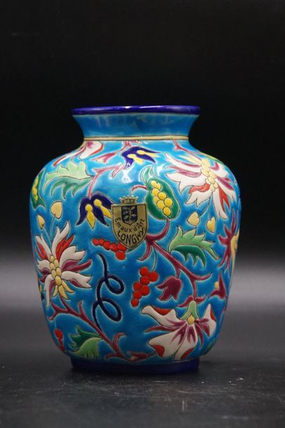 LONGWY. Vase pansu. LONGWY. Vase pansu en émaux polychromes à décor de fleurs sur...