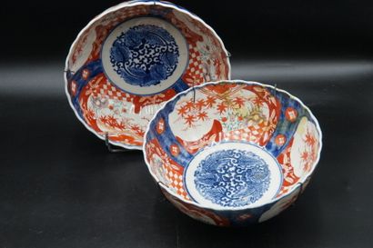 JAPON. Paire de coupe en porcelaine Imari. JAPON. Paire de coupe en porcelaine Imari....