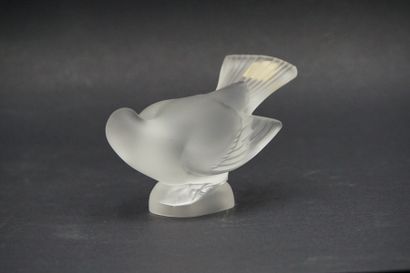 LALIQUE. oiseau en verre moulé et pressé. Signé Lalique France au dessous LALIQUE....