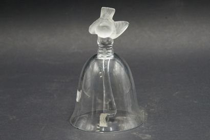 LALIQUE FRANCE Cloche en cristal à prise en forme d'oiseau pressé moulé LALIQUE FRANCE...