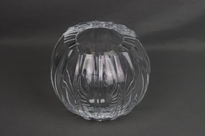 DAUM France. DAUM FRANCE. Vase en cristal translucide. Hauteur : 15.5 cm