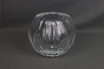 DAUM France. DAUM FRANCE. Vase en cristal translucide. Hauteur : 15.5 cm