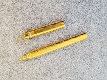 CARTIER. Stylo en métal doré CARTIER. Stylo en métal doré. Longueur : 13.5 cm 