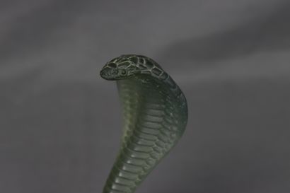 DAUM. Serpent en pâte de verre verte. DAUM. Serpent cobra en pâte de verre verte....