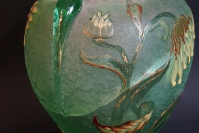 GALLE GALLE. Vase en verre givré verre à décor de fleurs, anses en application. Signature...