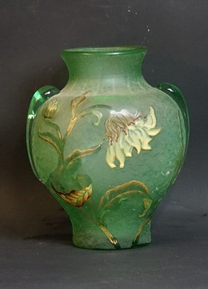 GALLE GALLE. Vase en verre givré verre à décor de fleurs, anses en application. Signature...
