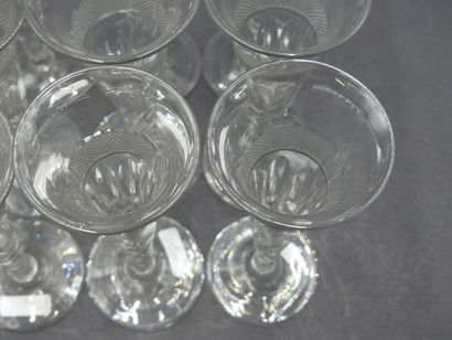 Cristallerie du Creusot CRISTALLERIE DU CREUSOT. Suite de 12 verres à vin de forme...