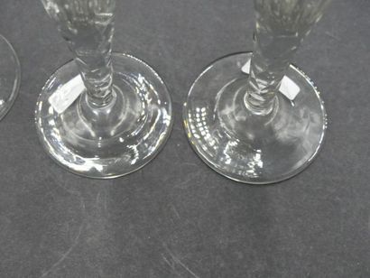 Cristallerie du Creusot CRISTALLERIE DU CREUSOT. Suite de 12 verres à vin de forme...