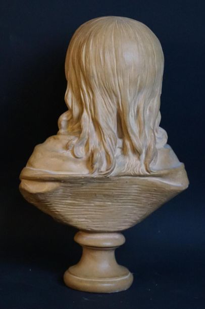 LOUIS XVII D'après HOUDON, Buste de Louis XVII, plâtre patiné. Hauteur : 38 cm. Un...