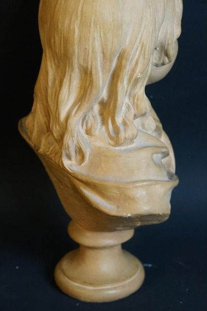 LOUIS XVII D'après HOUDON, Buste de Louis XVII, plâtre patiné. Hauteur : 38 cm. Un...