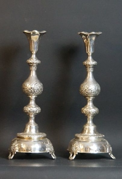 Izrael SZEKMAN Izrael SZEKMAN (actif 18861915). paire de chandeliers de sabbat en...