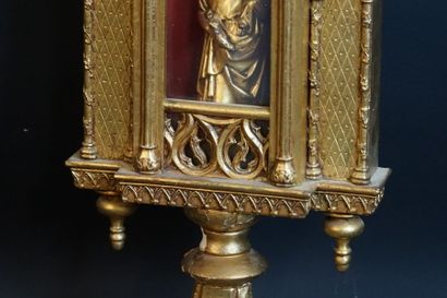Autel en bois sculpté Autel en bois sculpté doré à décor gothique enchassant une...