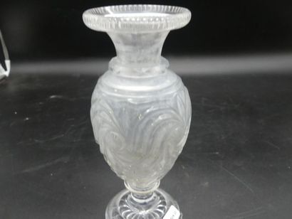 LE CREUSOT modèle Acanthe LE CREUSOT modèle Acanthe. Vase balustre verre moulé. Hauteur...