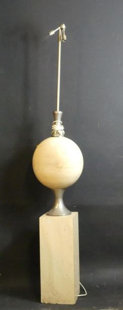 PHILIPPE BARBIER Philippe BARBIER (1927) Grand lampadaire de salon en métal laqué...