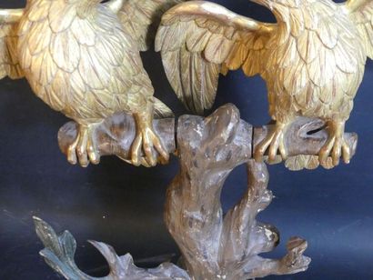 Aigles. Ecole du XIXème siècle. Aigles en bois polychrome sur socle en forme de branches...