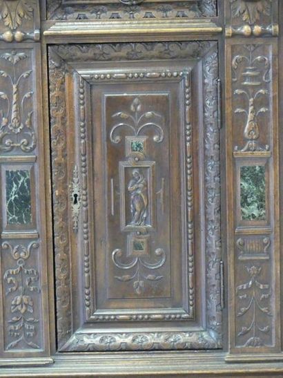 CABINET Cabinet deux corps en noyer mouluré sculpté à riche décor Renaissance et...