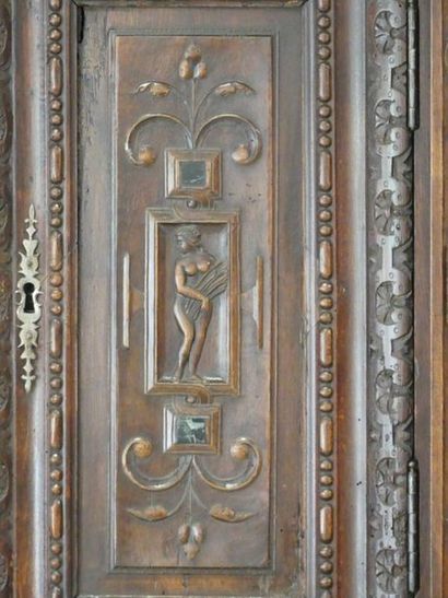 CABINET Cabinet deux corps en noyer mouluré sculpté à riche décor Renaissance et...