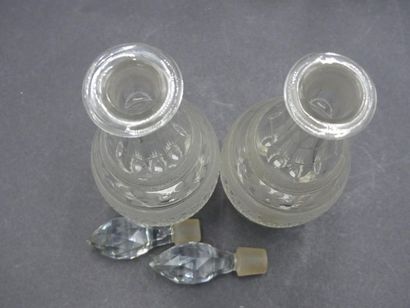 Cristallerie du Creusot CRISTALLERIE DU CREUSOT. Suite de 6 carafons en cristal taillé...