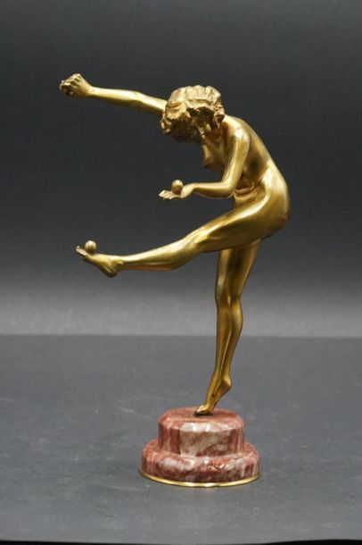 Claire COLINET Claire COLINET (1880-1950), Danseuse aux balles, bronze à patine dorée,...