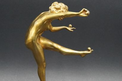 Claire COLINET Claire COLINET (1880-1950), Danseuse aux balles, bronze à patine dorée,...
