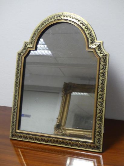 Miroir Boulle Miroir de table en de forme cintrée, dans un encadrement à doucine...
