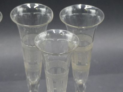 Cristallerie du Creusot CRISTALLERIE DU CREUSOT. Suite de 6 verres à champagne de...