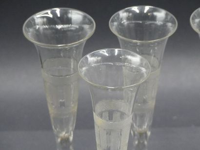 Cristallerie du Creusot CRISTALLERIE DU CREUSOT. Suite de 6 verres à champagne de...