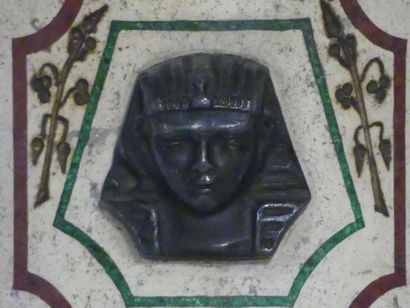 EGYPTE. Pot couvert en marqueterie de pierre dur EGYPTE. Pot couvert en marqueterie...