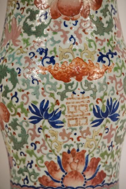 Paire de vases Gu CHINE, XXème siècle 
Paire de vases Gu en porcelaine polychrome...