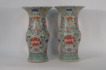 Paire de vases Gu CHINE, XXème siècle 
Paire de vases Gu en porcelaine polychrome...