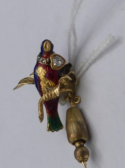EPINGLE Epingle en or et émaux bleu, rouge et vert représentant un perroquet avec...