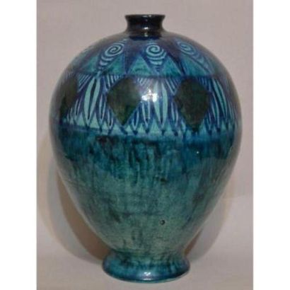 Edmond LACHENAL Edmond LACHENAL (1855-1930) Vase en céramique polychrome à décor...