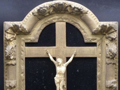 CHRIST EN CROIX Christ en ivoire dans un cadre en bois doré. XVIIIème siècle. Dimensions...