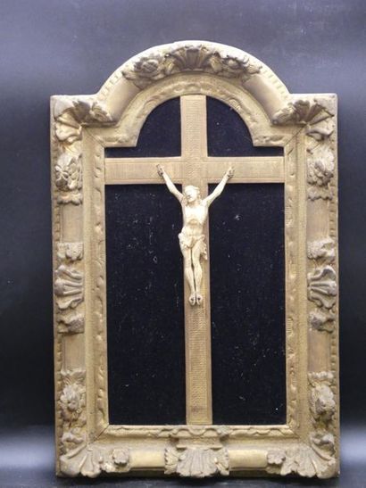 CHRIST EN CROIX Christ en ivoire dans un cadre en bois doré. XVIIIème siècle. Dimensions...