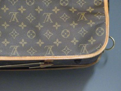 LOUIS VUITTON. Porte habit LOUIS VUITTON. Porte habit en cuir et toile monogrammée....