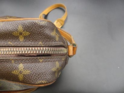 LOUIS VUITTON. Sac. LOUIS VUITTON. Sac en cuir et toile monogrammée. Dimensions :...