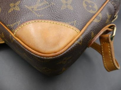 LOUIS VUITTON. Sac. LOUIS VUITTON. Sac en cuir et toile monogrammée. Dimensions :...