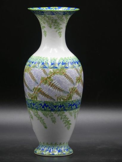 Vase balustre Nicolas II VASE En porcelaine à décor polychrome de glycines
Marque...