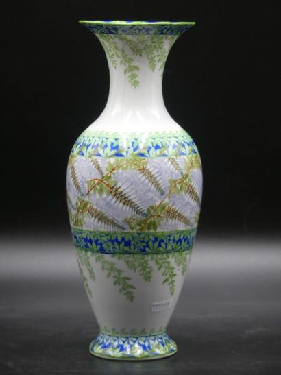 Vase balustre Nicolas II VASE En porcelaine à décor polychrome de glycines
Marque...