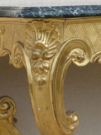 CONSOLE LOUIS XV Console en bois sculpté et doré à pieds cambrés et décor de feuillages...