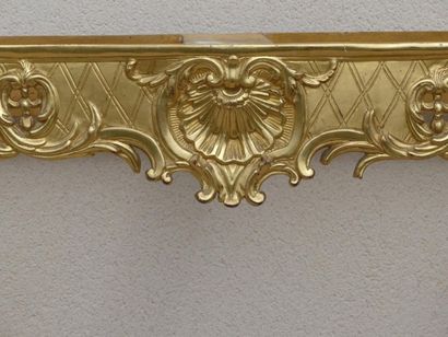 CONSOLE LOUIS XV Console en bois sculpté et doré à pieds cambrés et décor de feuillages...