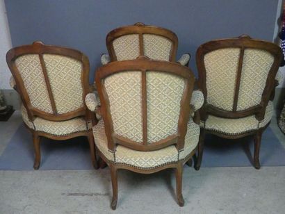 Suite de 4 fauteuils Suite de 4 fauteuils en bois mouluré et sculpté. Epoque Louis...