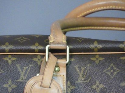 Louis VUITTON. Valise LOUIS VUITTON. Valise en cuir et toile monogrammée. Marqué...