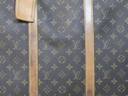 Louis VUITTON. Valise LOUIS VUITTON. Valise en cuir et toile monogrammée. Marqué...