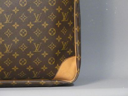 Louis VUITTON. Valise LOUIS VUITTON. Valise en cuir et toile monogrammée. Marqué...